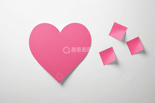 粉色心形纸片与便签纸素材