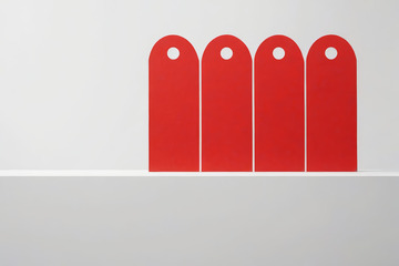 白色背景上的红色标签