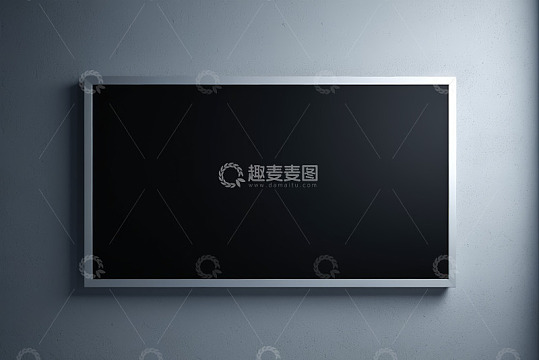 挂在灰色墙面上的黑色屏幕