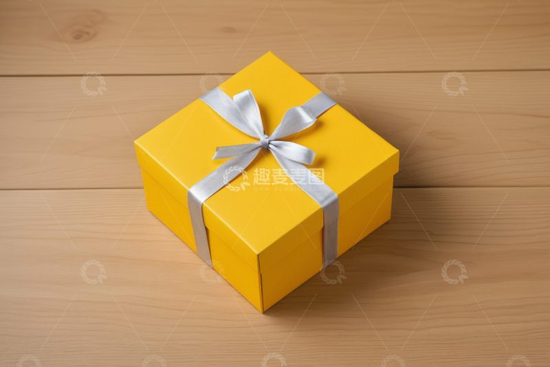 高清大图下载【趣麦麦图】黄色礼盒置于木质背景上