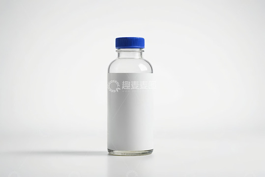 玻璃瓶装白色液体特写