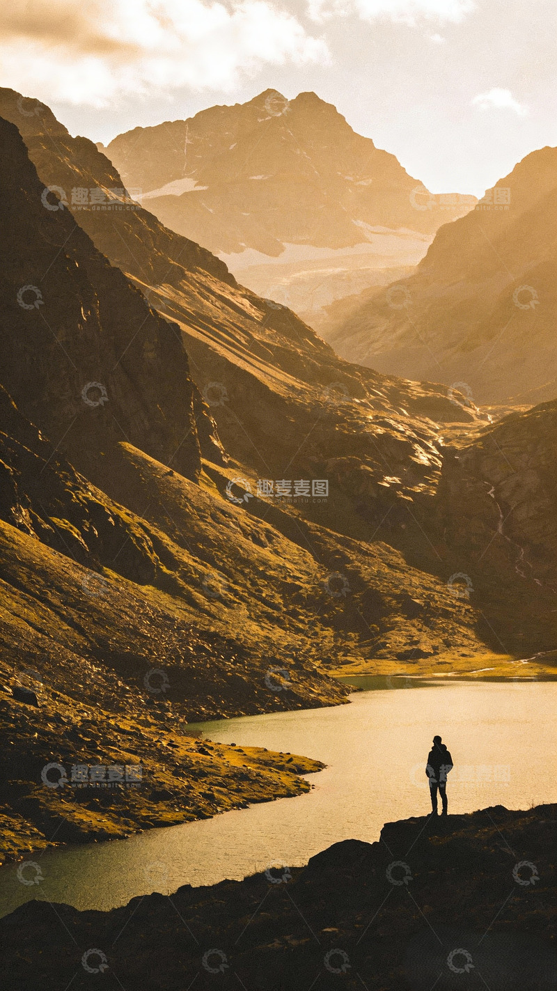 高清大图下载【趣麦麦图】孤独旅者山谷湖泊风景