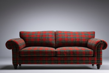 红色格子双人沙发素材