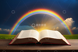 打开的书与户外彩虹景观