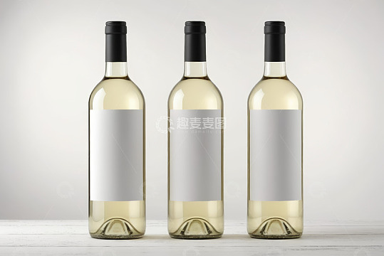 三瓶白葡萄酒摆放在白色背景