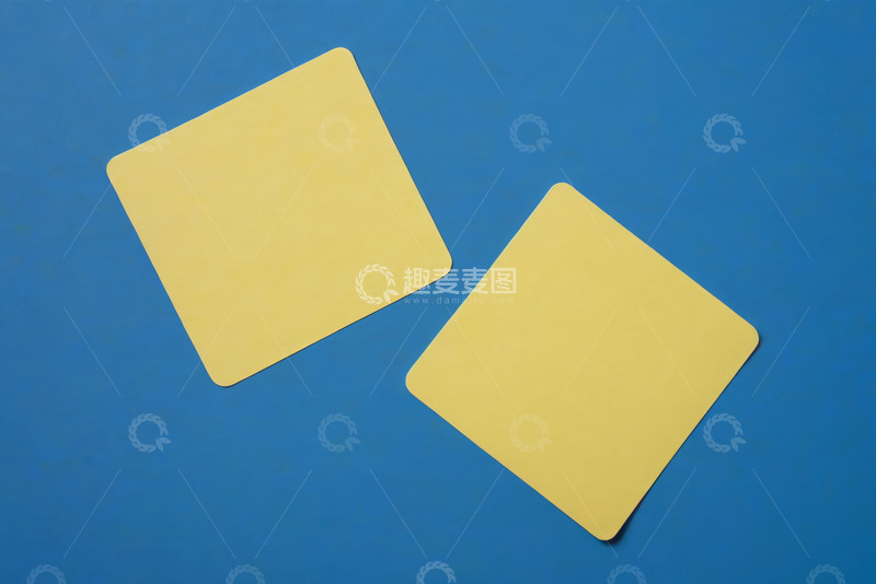 高清大图下载【趣麦麦图】蓝色背景上的两张黄色方形卡片
