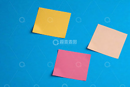 蓝色背景上的三色空白便签
