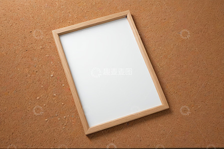 软木板上的木质空白相框