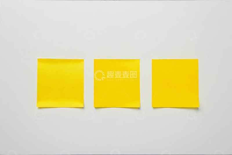 高清大图下载【趣麦麦图】三张黄色便签纸置于白色背景