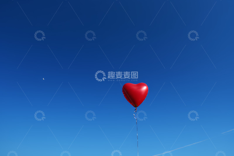 高清大图下载【趣麦麦图】蓝天下红色心形气球