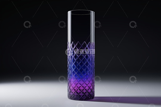 紫色渐变花纹玻璃花瓶特写