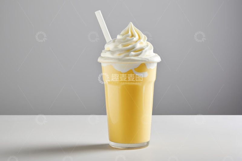 高清大图下载【趣麦麦图】装在塑料杯里的奶油黄色饮料
