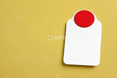 黄色背景白色标签配红圆