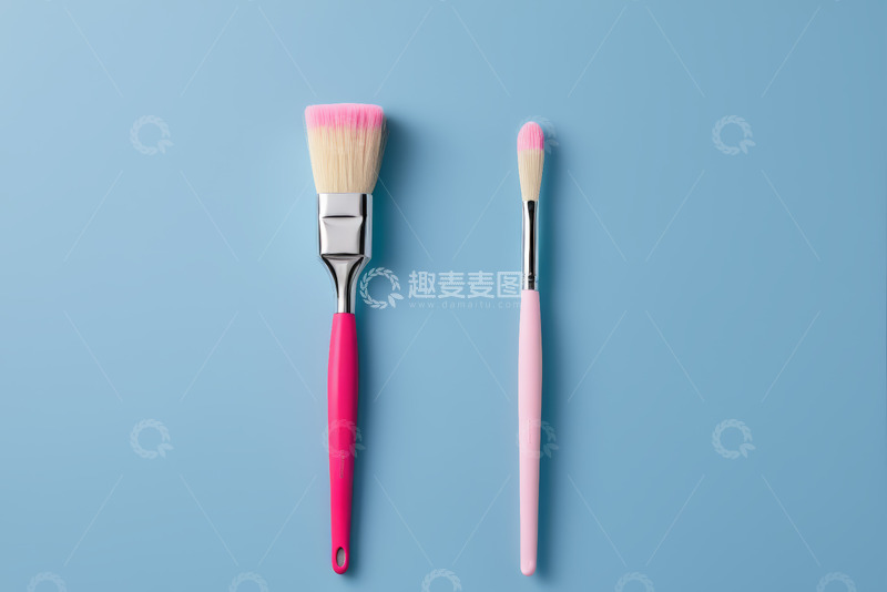 高清大图下载【趣麦麦图】蓝色背景下的两把化妆刷