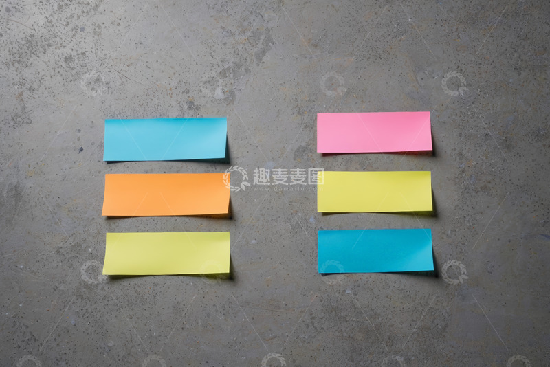高清大图下载【趣麦麦图】彩色便签纸摆放在灰色背景上