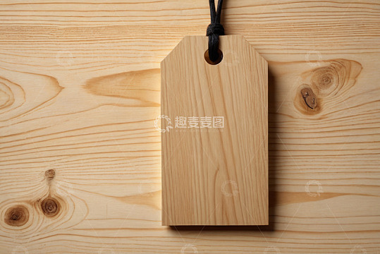 木质标签置于木纹背景上