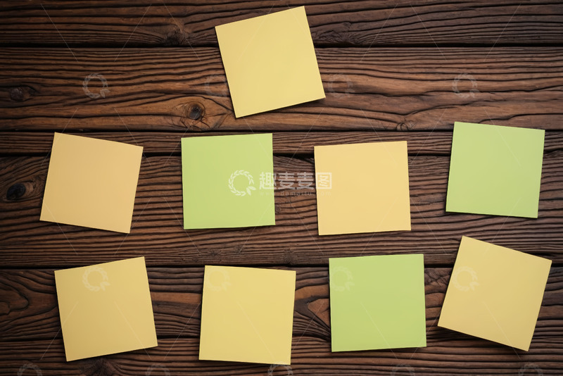 高清大图下载【趣麦麦图】木质背景上的空白便利贴