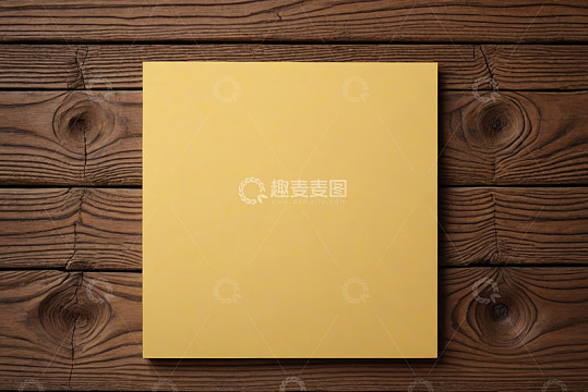 木质背景上的黄色空白纸张