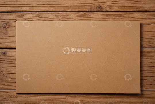木质背景上的空白牛皮纸