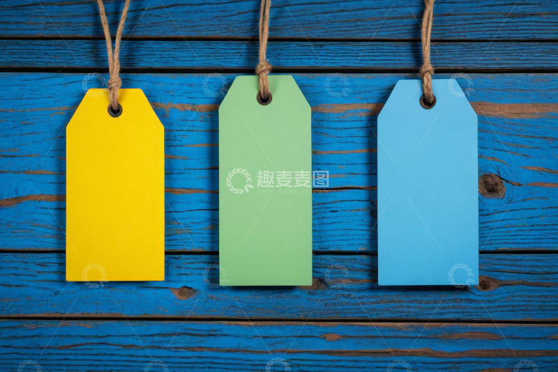 高清大图下载【趣麦麦图】彩色空白纸质标签挂于蓝色木板