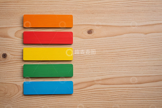 彩色标签放置于木质背景