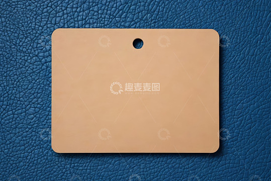 蓝色皮革背景上的浅棕色卡片