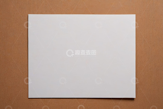 棕色背景上的白色纸张