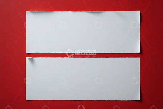 红色背景上的两张白色空白纸