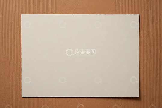 棕色背景上的白色空白纸张