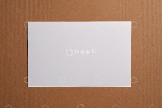 棕色背景上的空白白纸