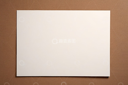 棕色背景上的白色纸张