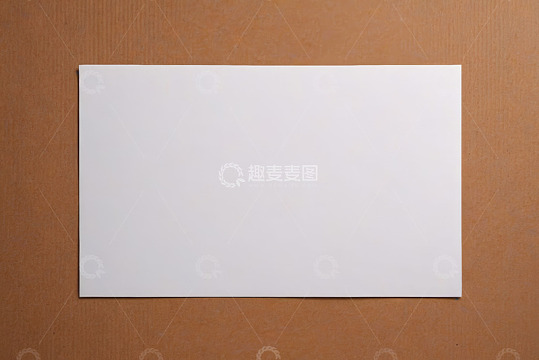 棕色背景上的空白白纸