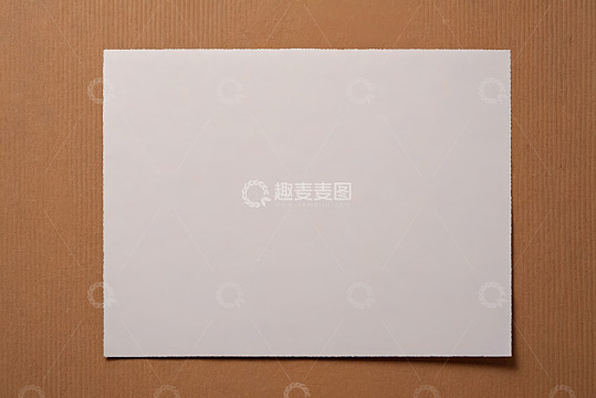棕色背景上的白色纸张
