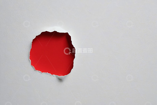 白色背景上撕破的红色纸张