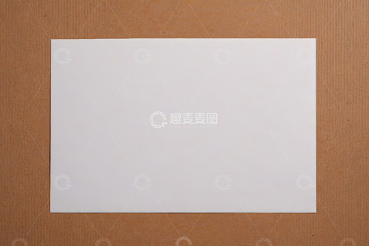 棕色背景上的白色纸张