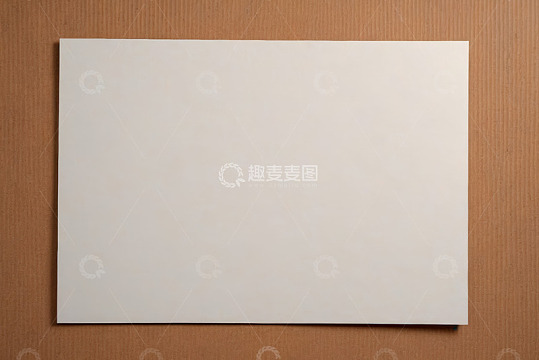 棕色背景上的白色空白纸张