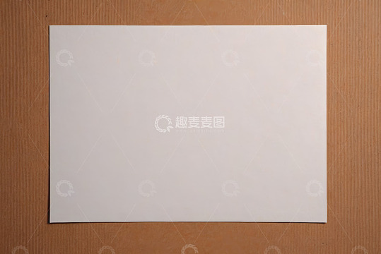 棕色背景上的白色纸张