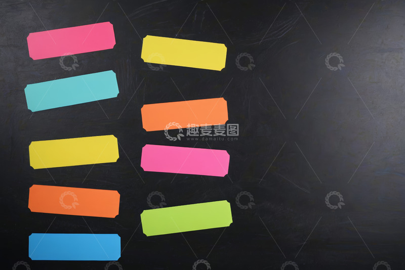 高清大图下载【趣麦麦图】黑板上的彩色空白便签贴纸