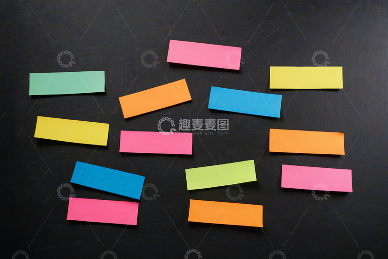 高清大图下载【趣麦麦图】黑色背景上的彩色便签纸