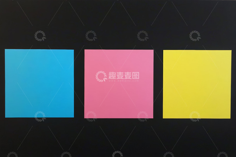 高清大图下载【趣麦麦图】三色便签纸排列在黑色背景