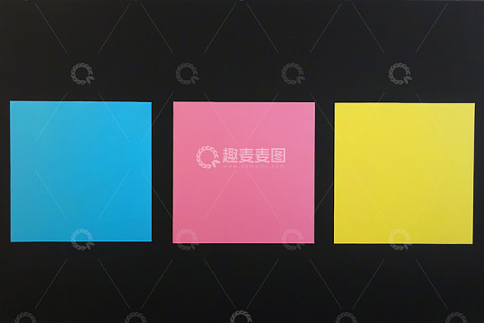 三色便签纸排列在黑色背景