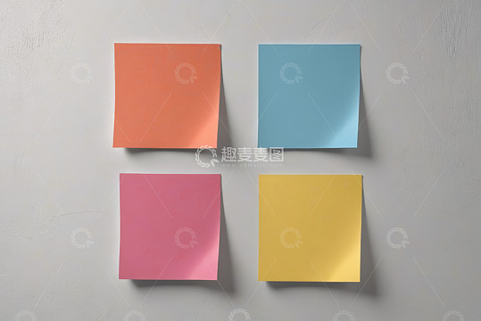 四色便签纸贴于墙面