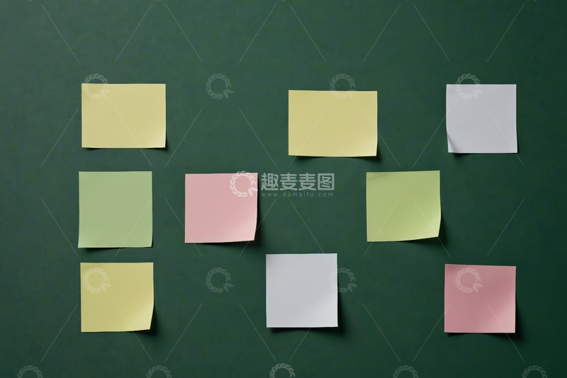 高清大图下载【趣麦麦图】绿色背景上的彩色便签纸