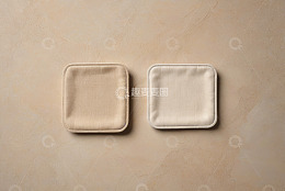 两个方形浅色垫子俯拍画面