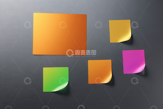 灰色背景上的多彩便签贴纸