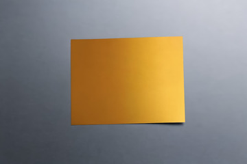 灰色背景上的黄色纸张