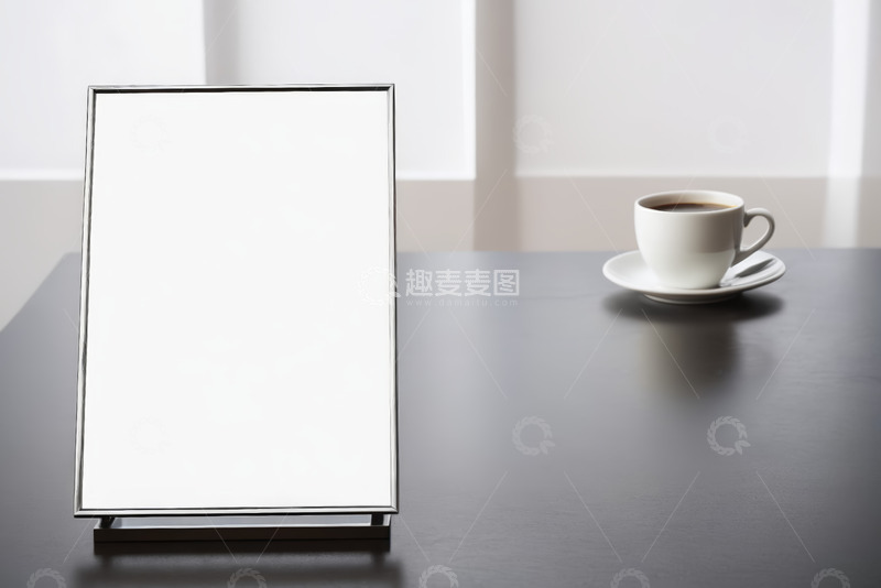 高清大图下载【趣麦麦图】桌上空白展示牌与咖啡杯场景