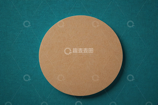 绿色背景上的圆形棕色纸片