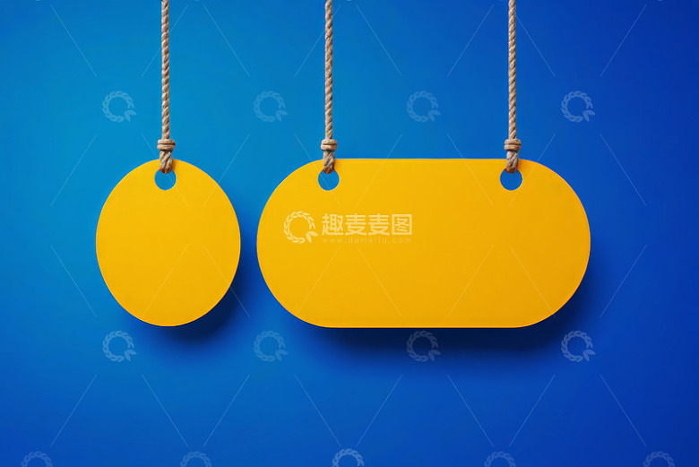 蓝色背景悬挂黄色空白标牌