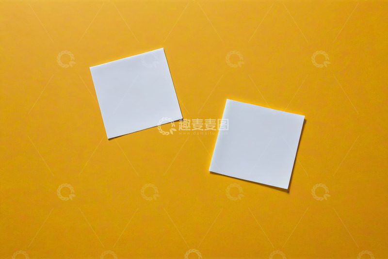 高清大图下载【趣麦麦图】黄色背景上的两张空白纸片
